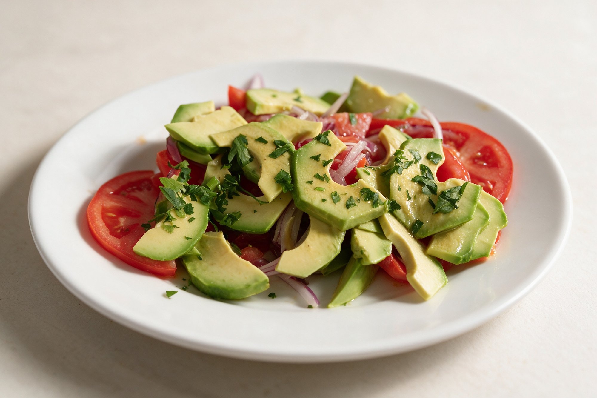 Ensalada de Aguacate y Tomate de Restaurante La Viuda, aguacate en rodajas con tomate y cebolla morada